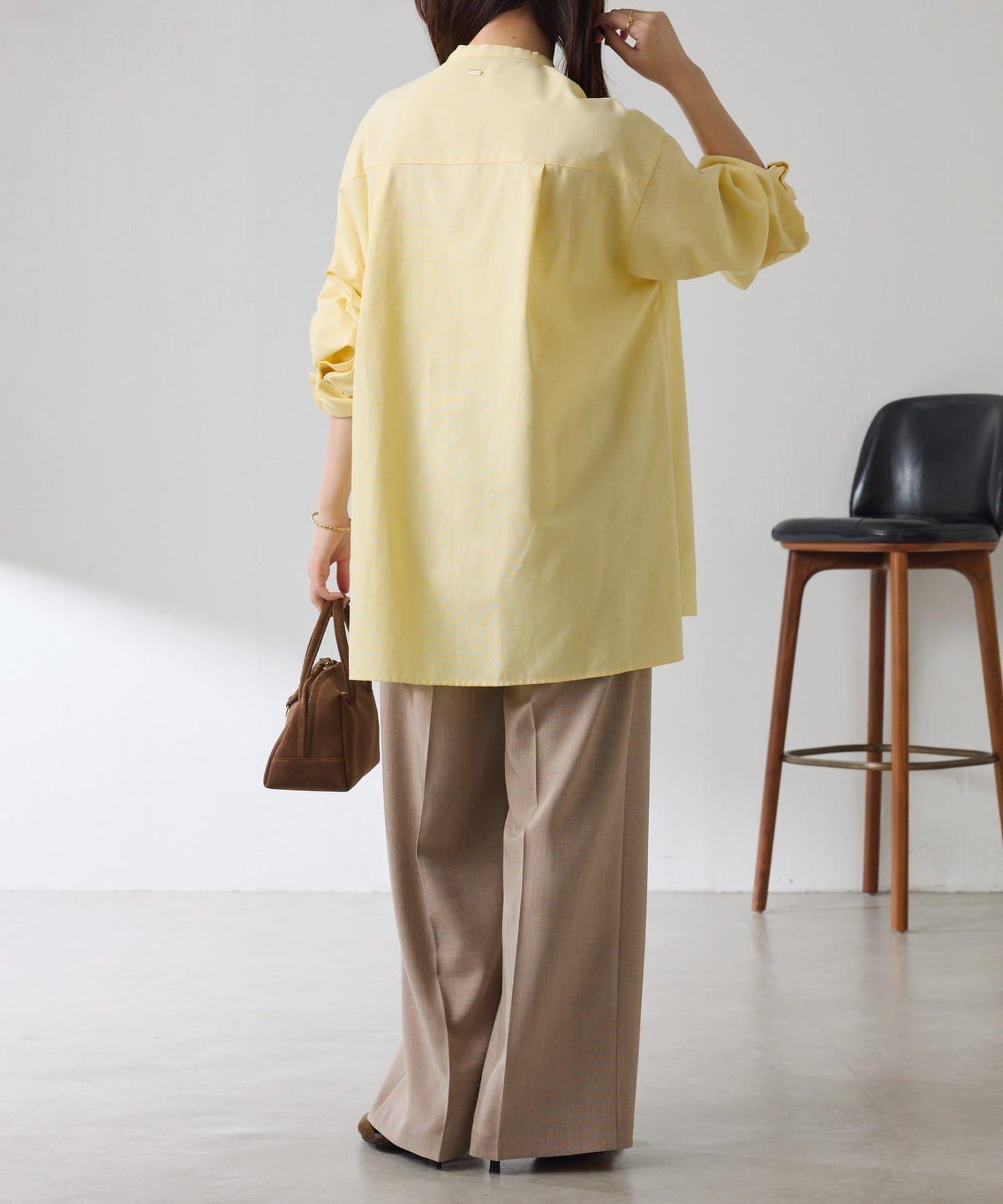 窄領帶裝飾寬鬆襯衫