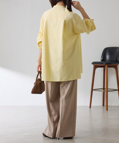 窄領帶裝飾寬鬆襯衫