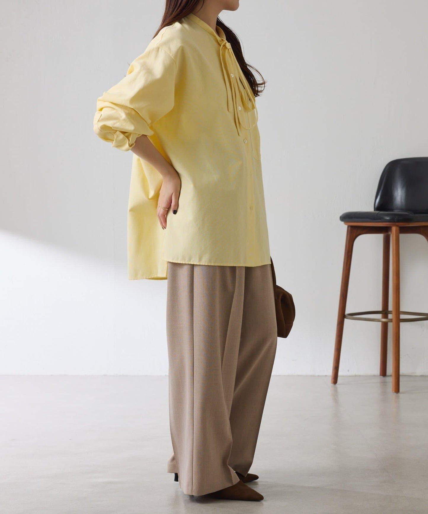 窄領帶裝飾寬鬆襯衫