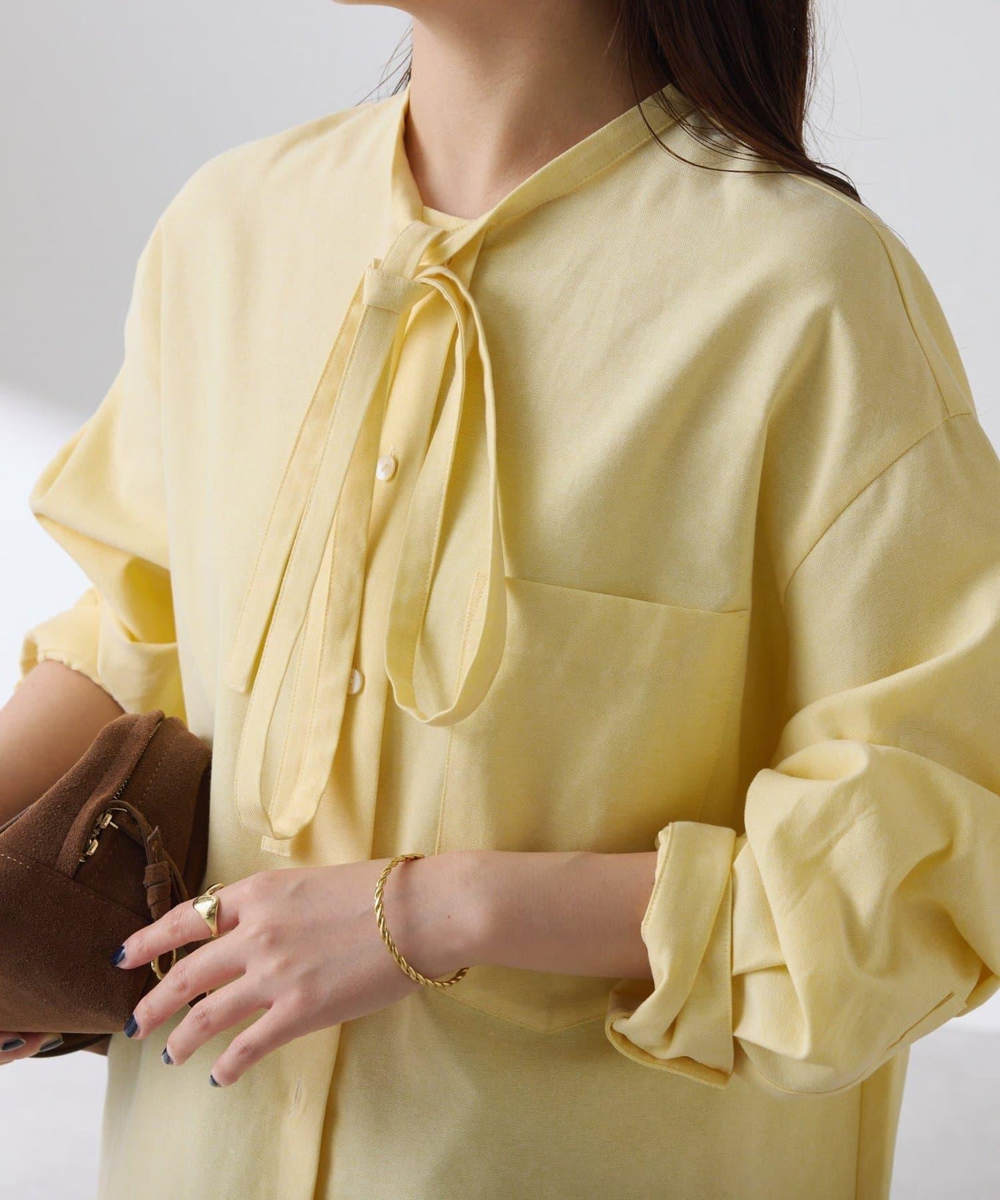 窄領帶裝飾寬鬆襯衫