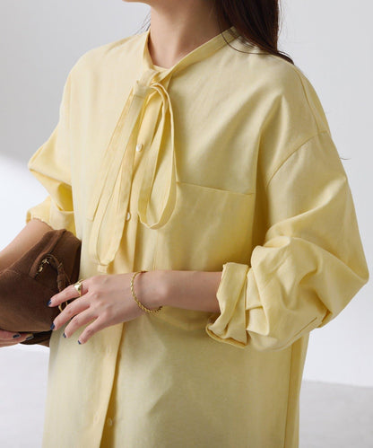 窄領帶裝飾寬鬆襯衫