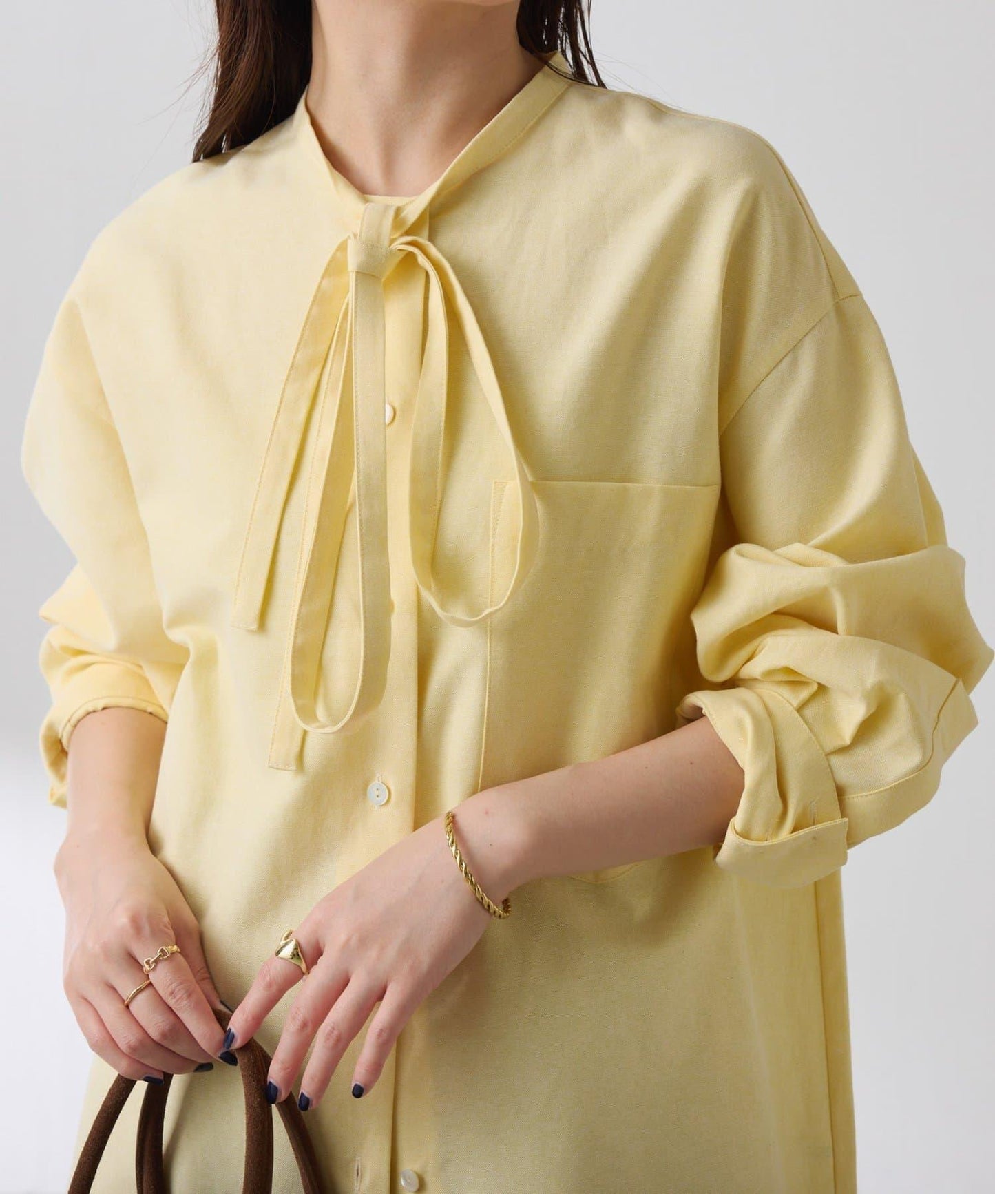 窄領帶裝飾寬鬆襯衫