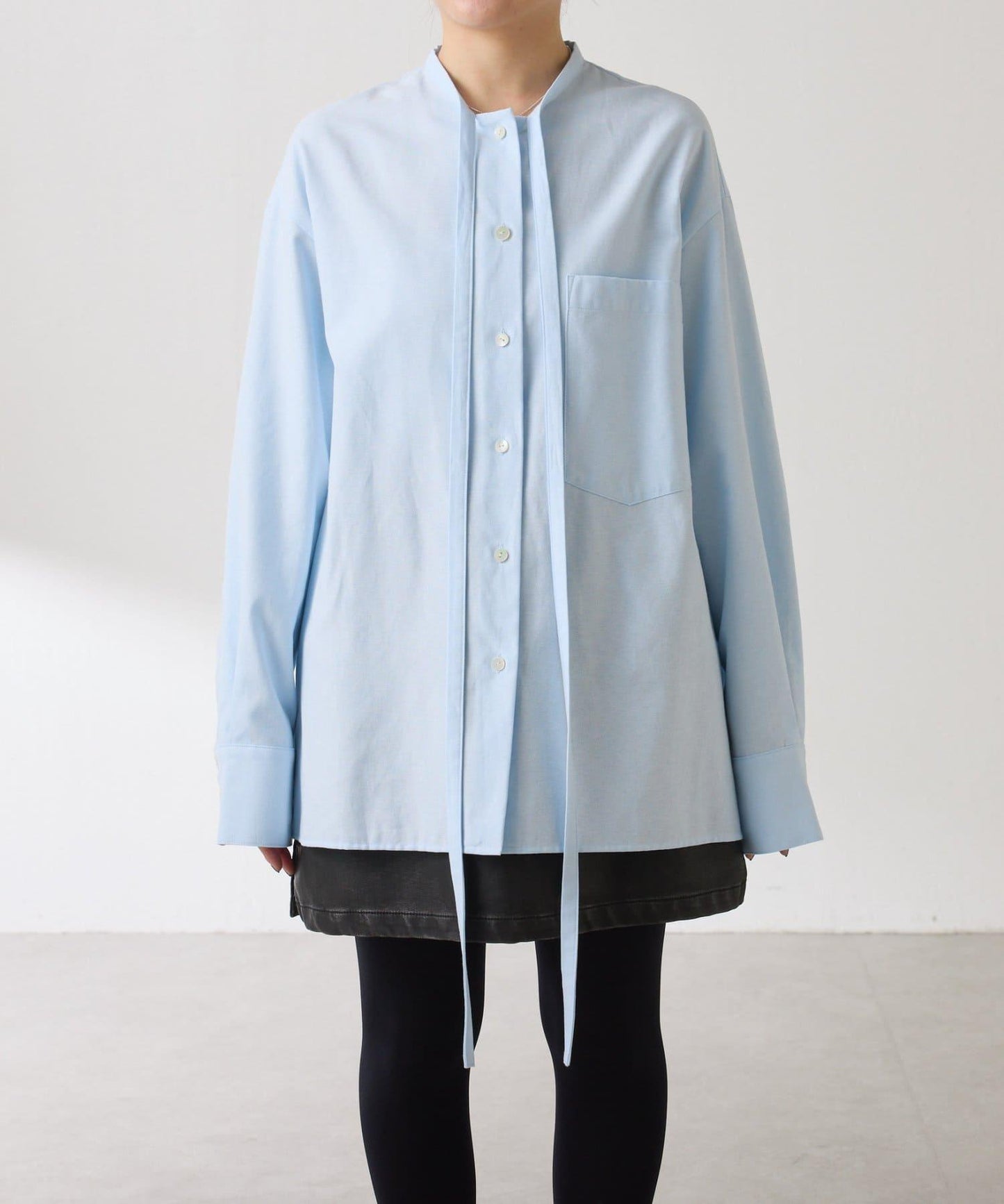 窄領帶裝飾寬鬆襯衫