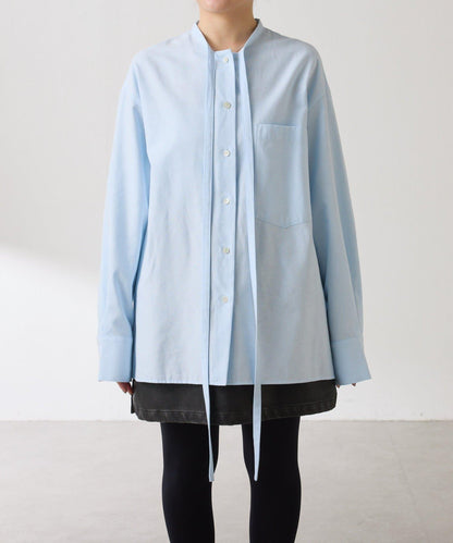 窄領帶裝飾寬鬆襯衫