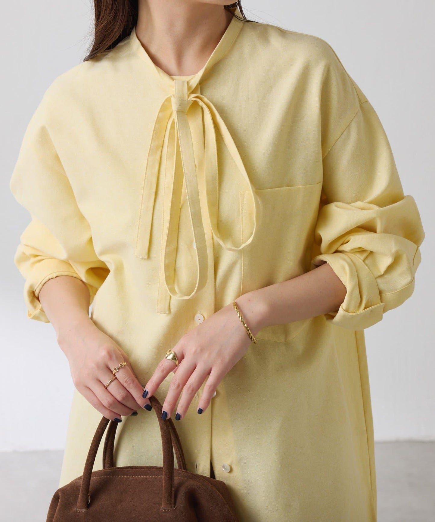 窄領帶裝飾寬鬆襯衫