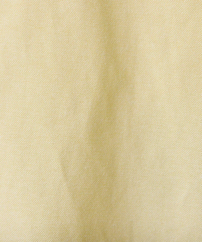 窄領帶裝飾寬鬆襯衫