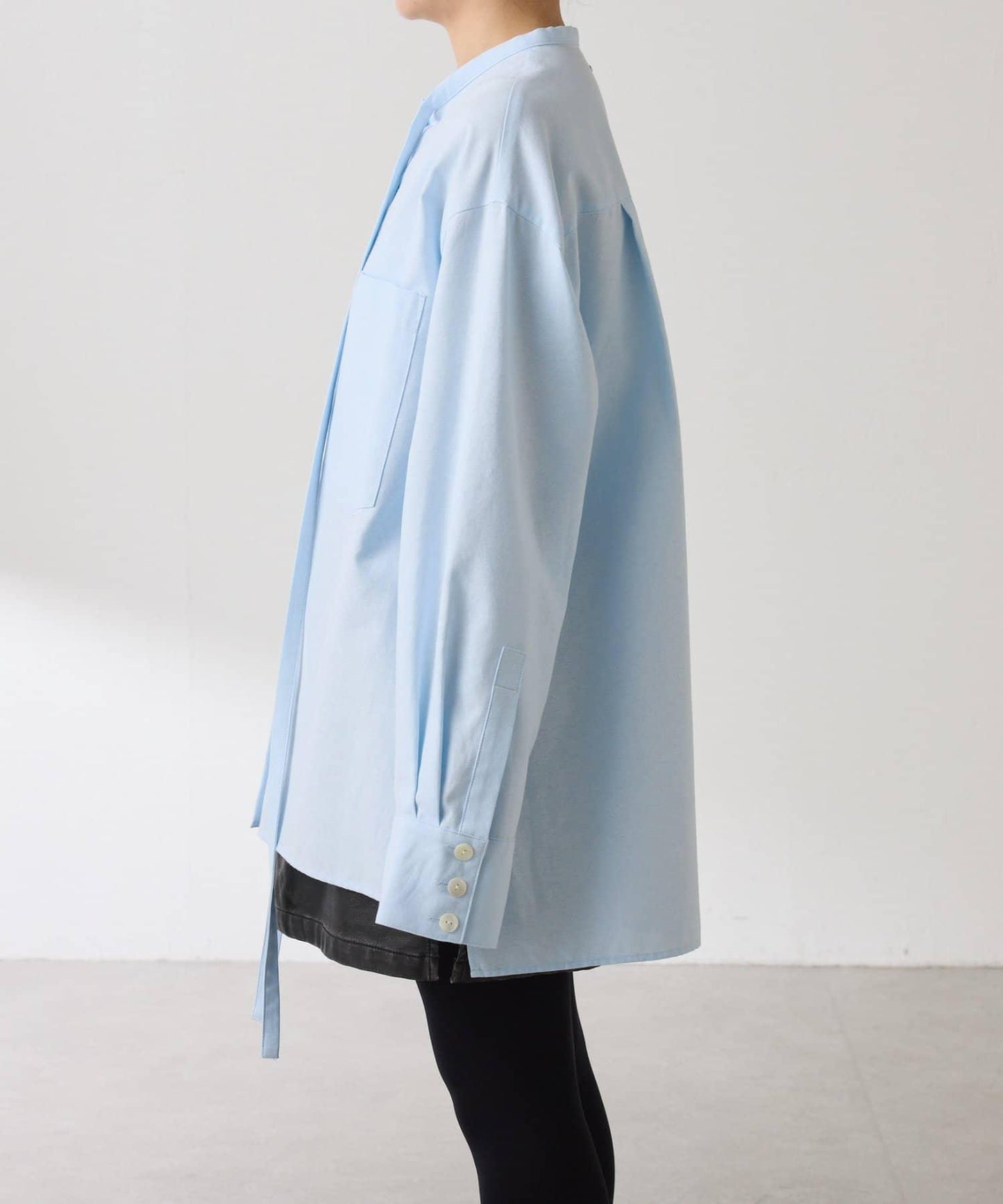 窄領帶裝飾寬鬆襯衫