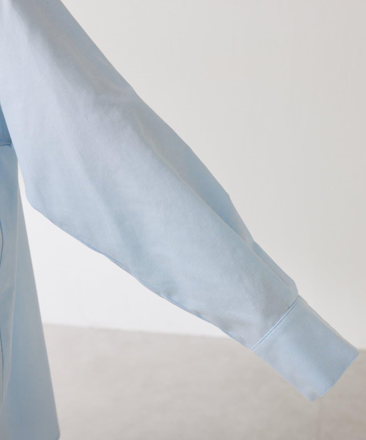 窄領帶裝飾寬鬆襯衫