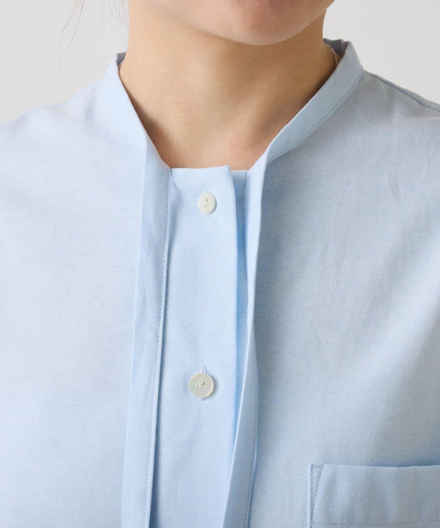 窄領帶裝飾寬鬆襯衫