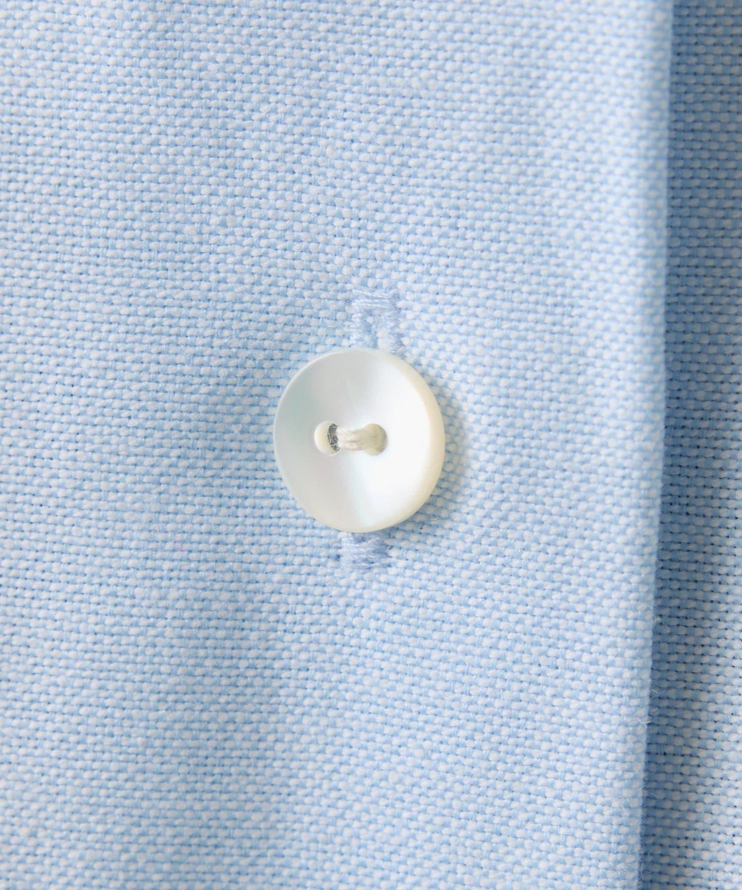 窄領帶裝飾寬鬆襯衫