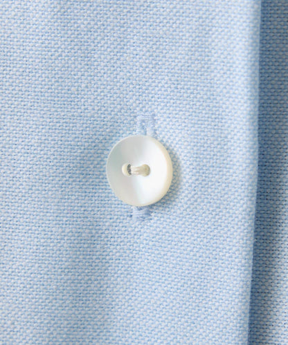 窄領帶裝飾寬鬆襯衫