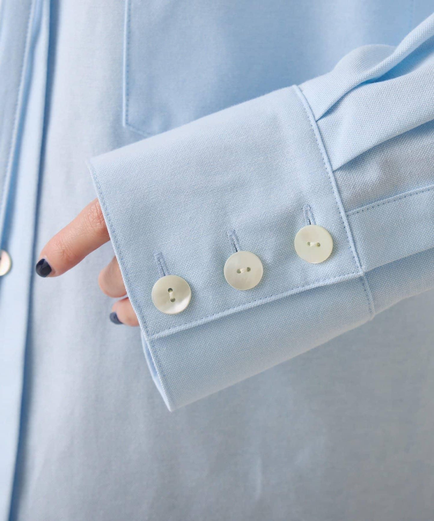 窄領帶裝飾寬鬆襯衫