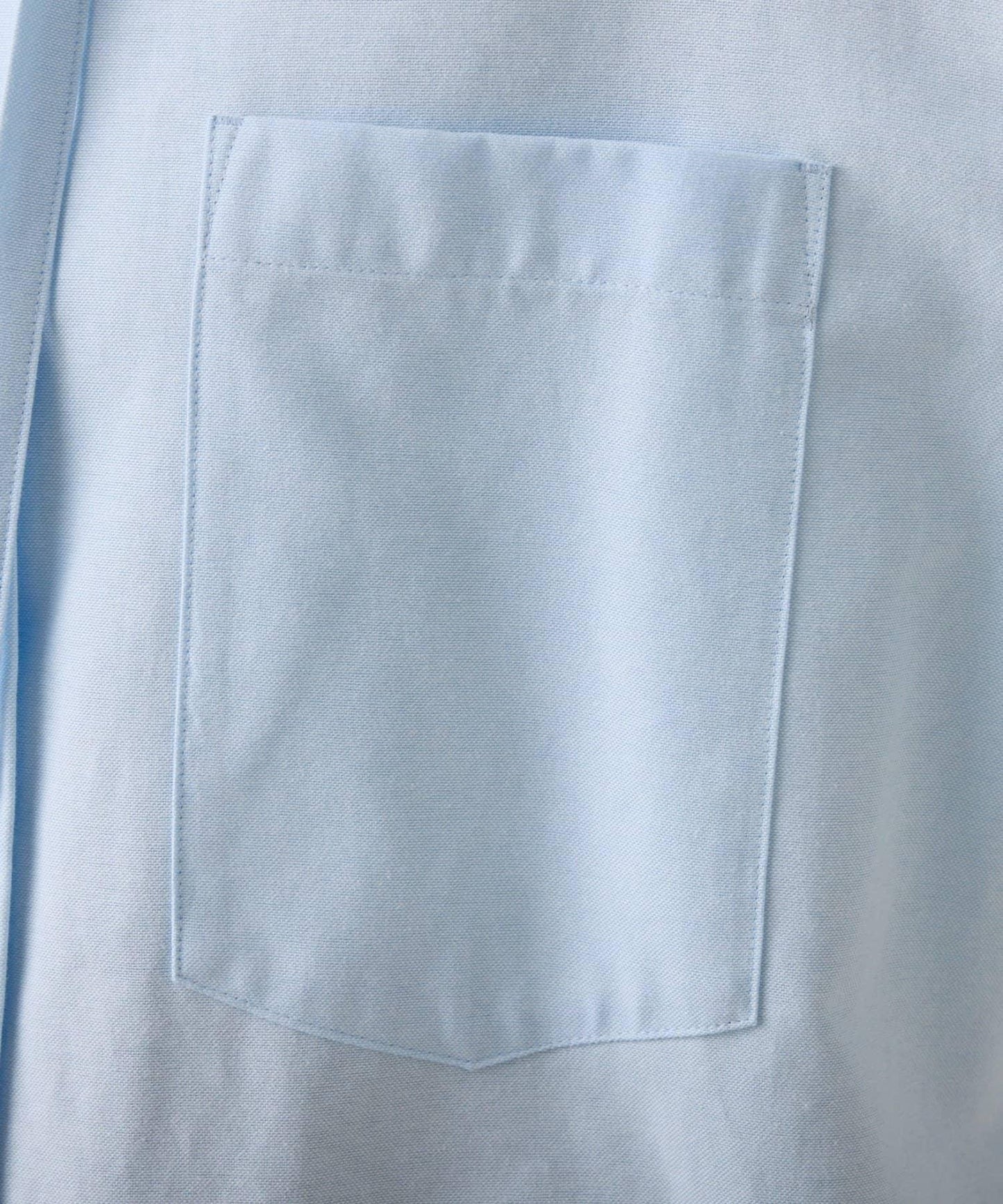 窄領帶裝飾寬鬆襯衫