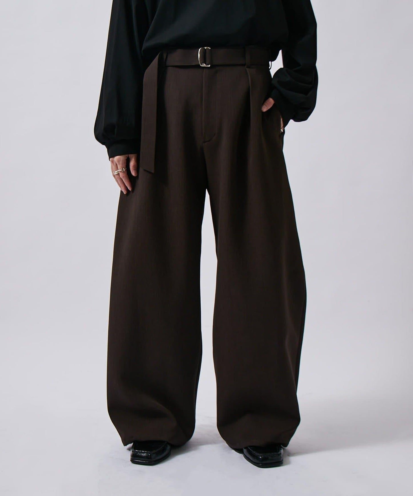 配腰帶雙層布氣球弧形休閒褲