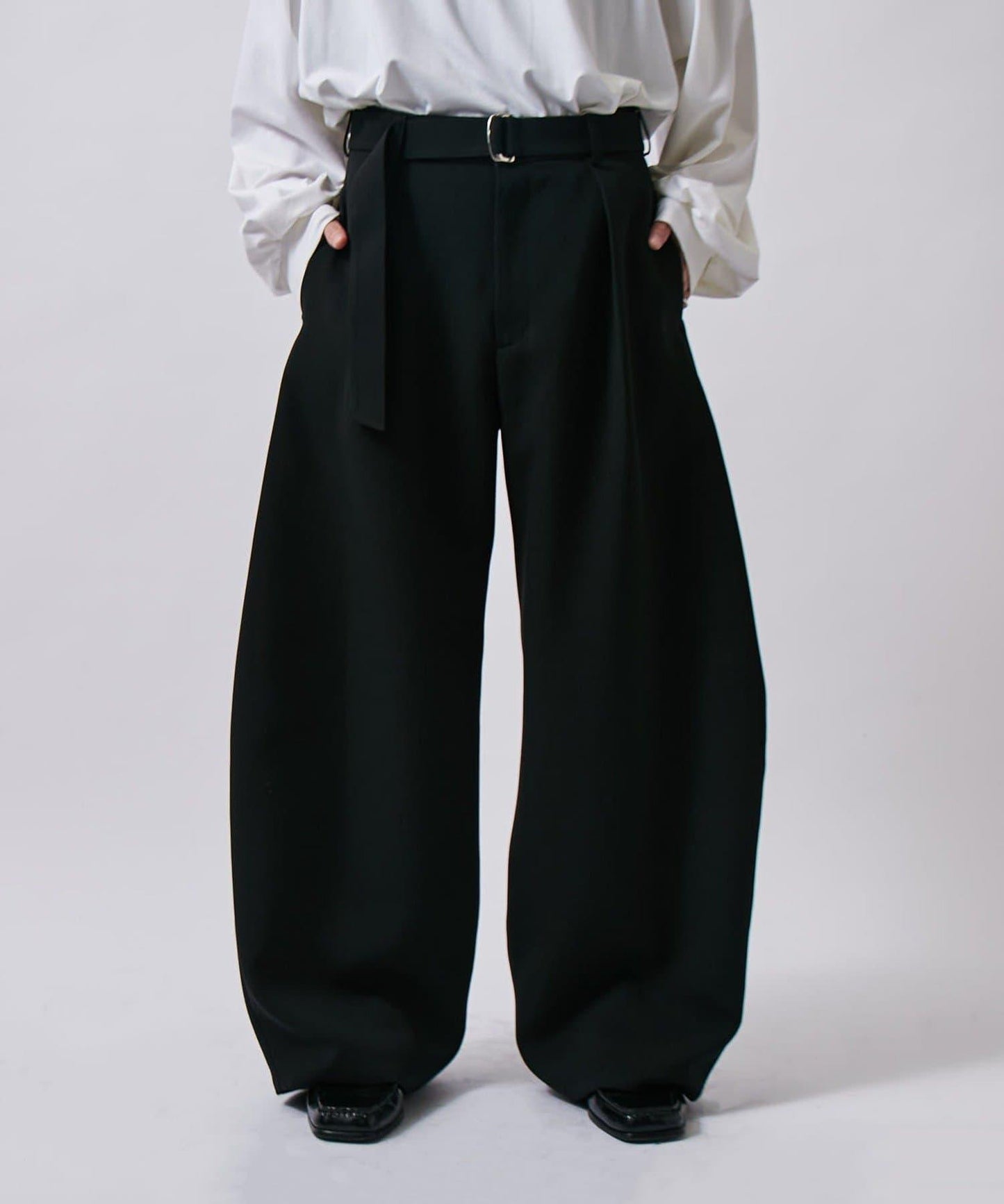 配腰帶雙層布氣球弧形休閒褲