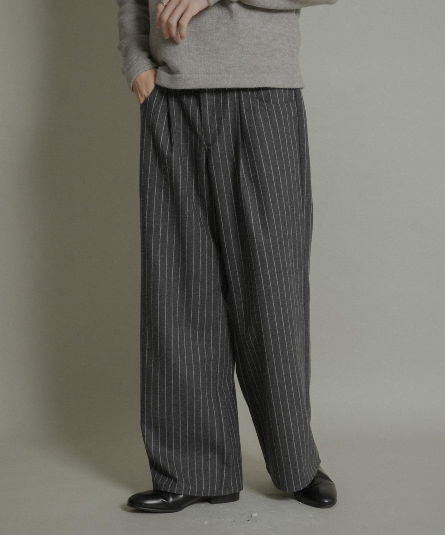 羊毛混紡弧形口袋直筒褲