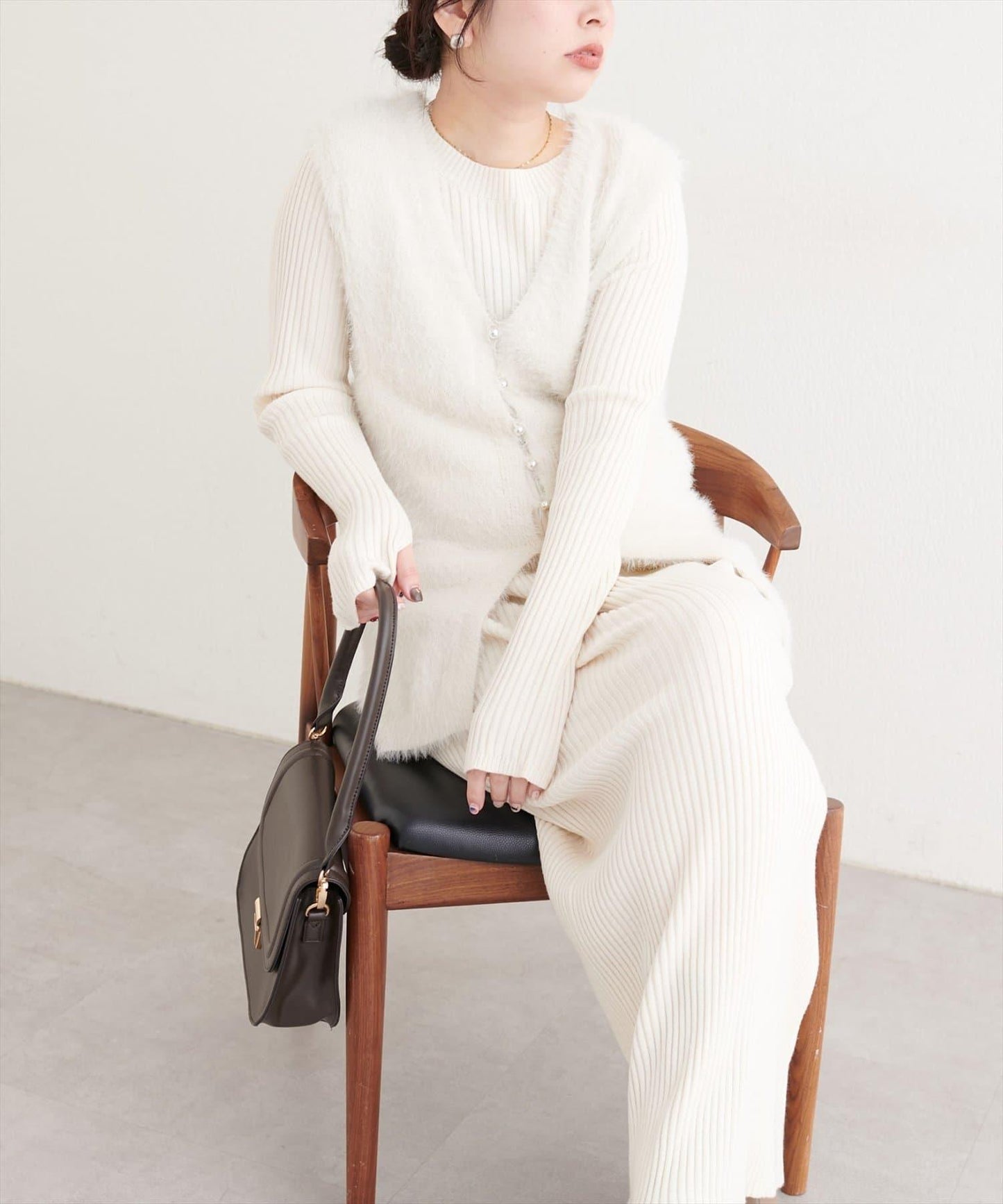 〈osono〉亮片羽毛針織背心×羅紋連衣裙