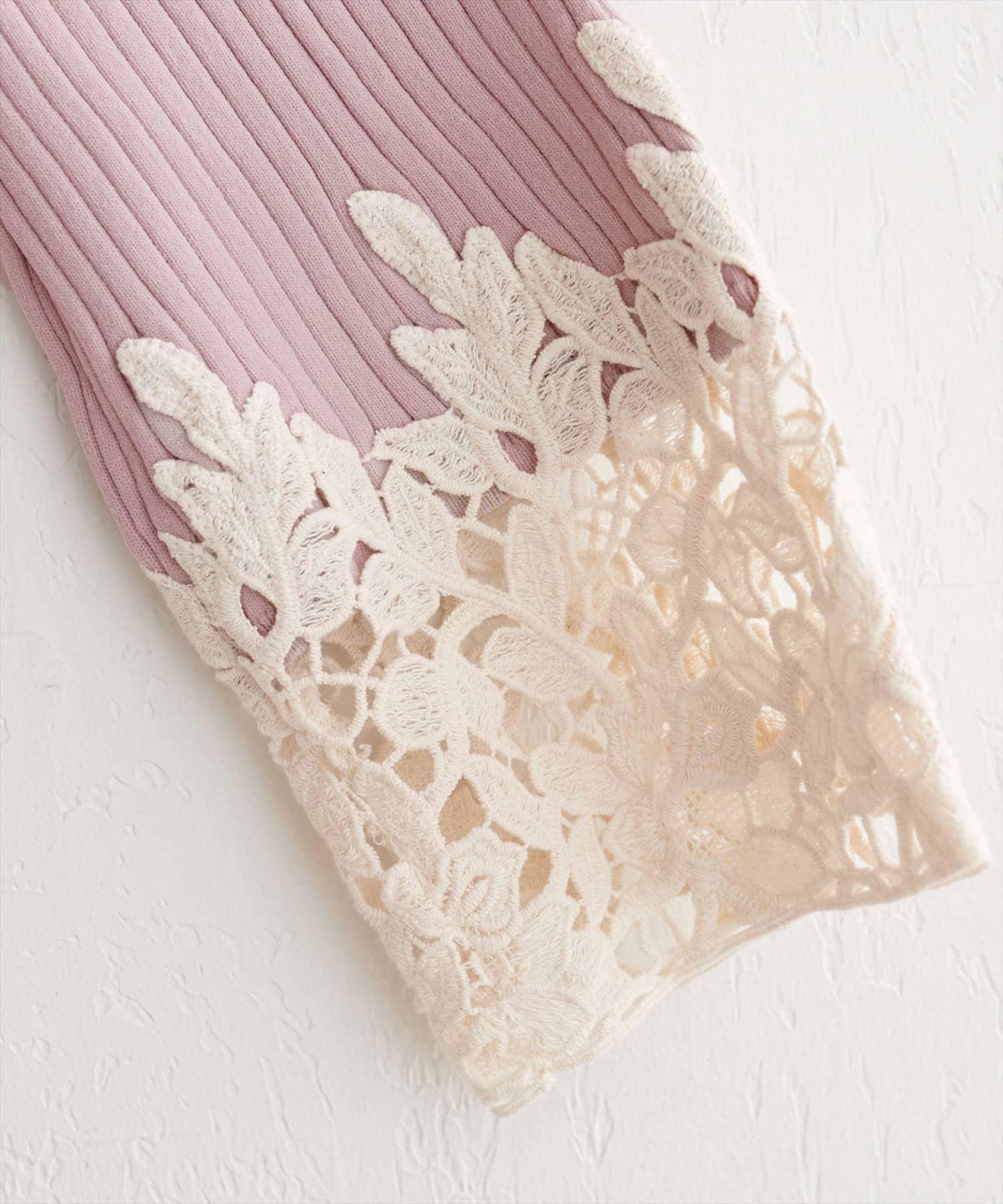 袖部蕾絲荷葉邊針織衫