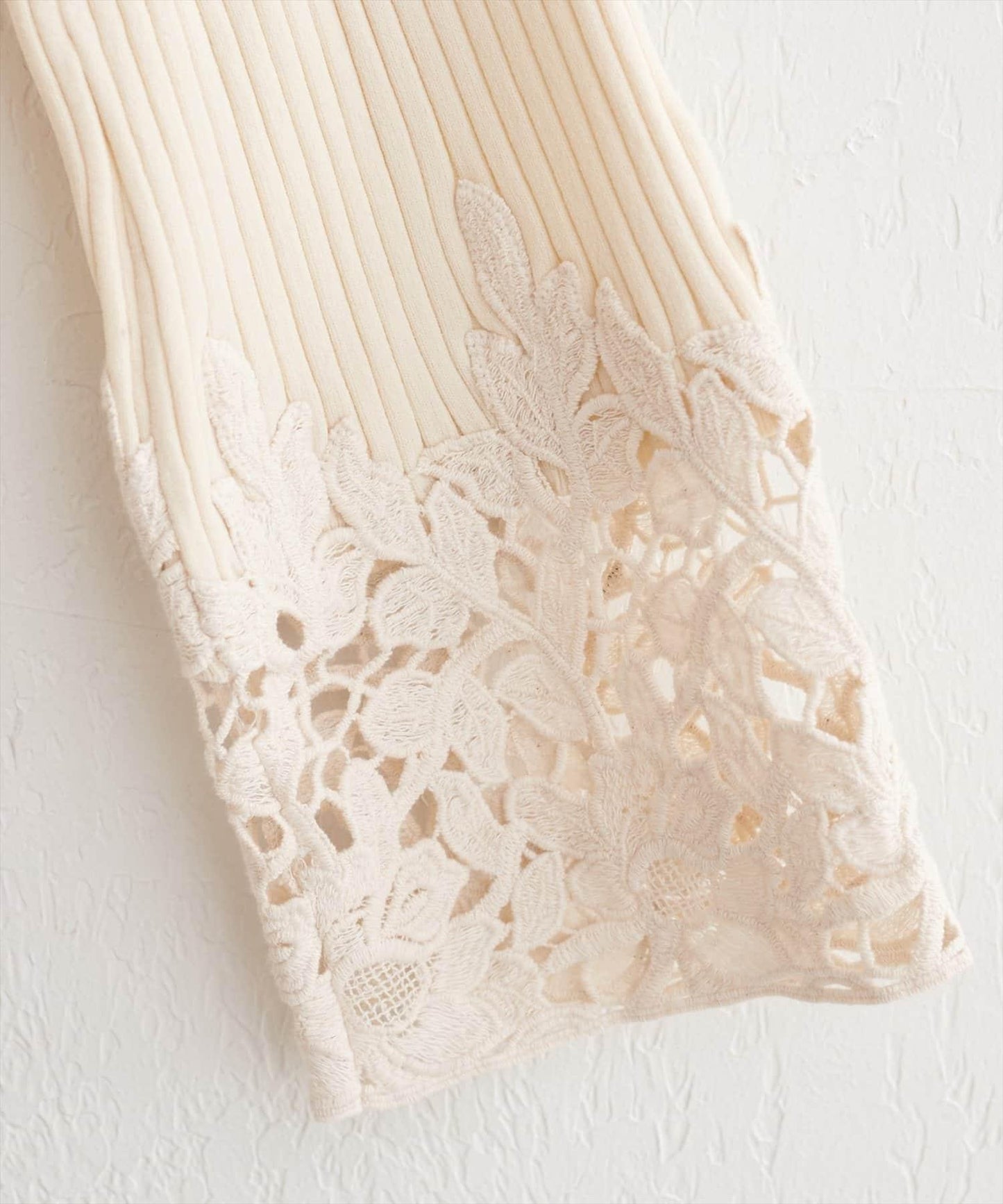 袖部蕾絲荷葉邊針織衫