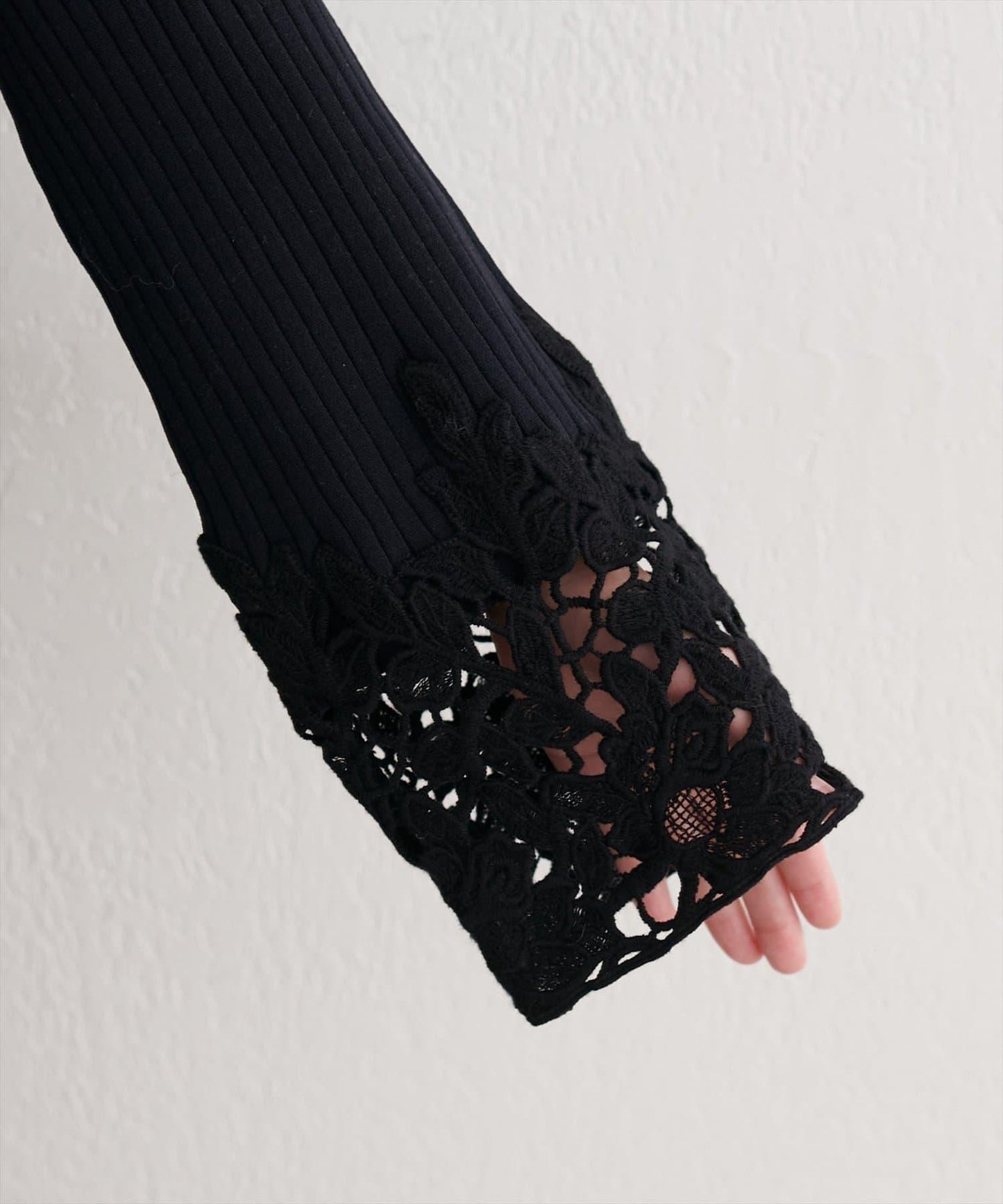 袖部蕾絲荷葉邊針織衫