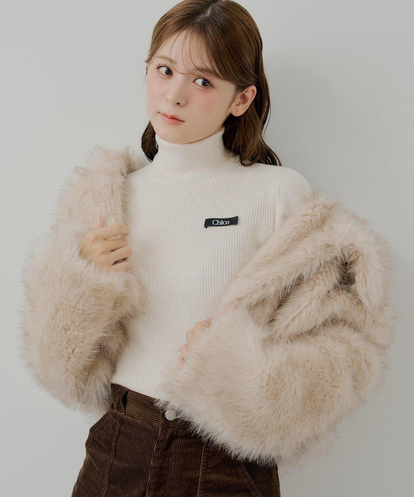 胸前標誌亮片高領針織衫