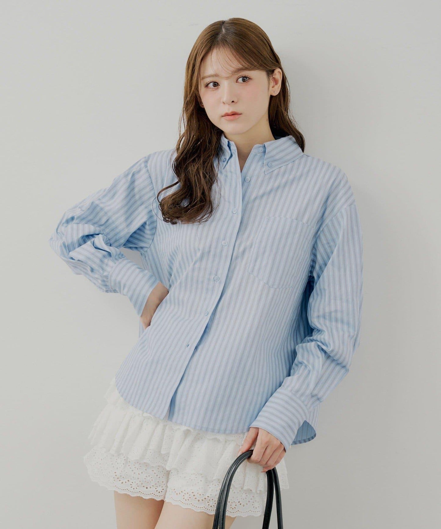附胸針條紋寬鬆襯衫