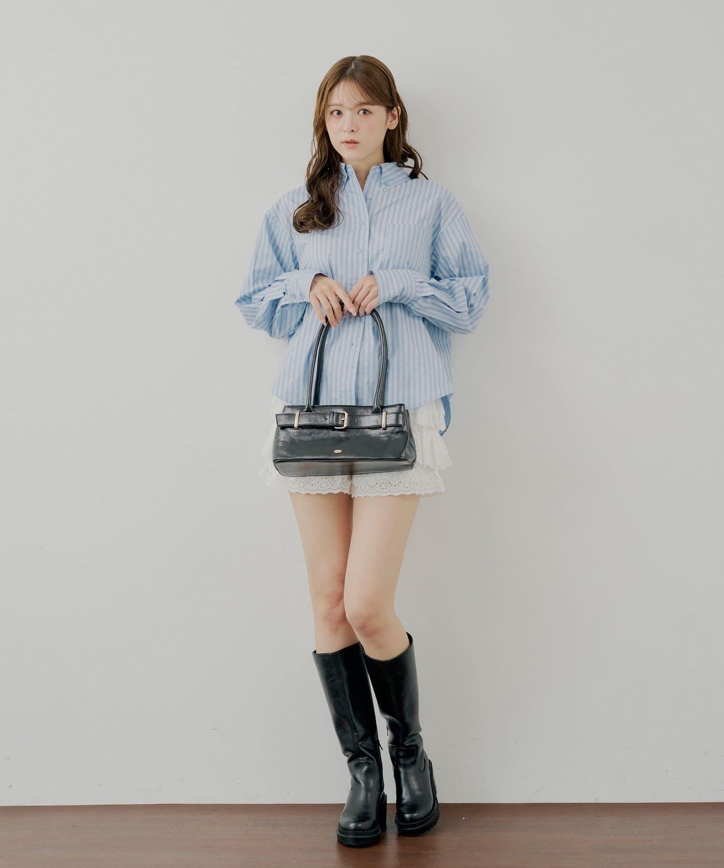 附胸針條紋寬鬆襯衫