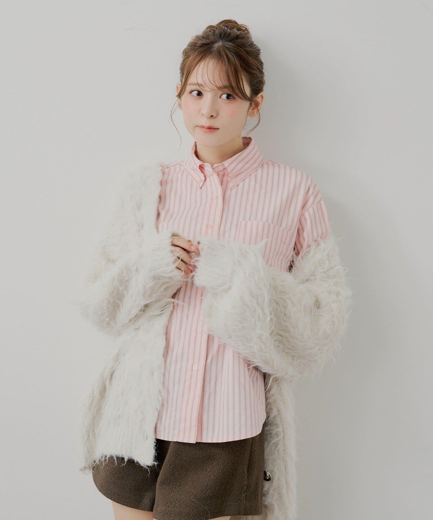 附胸針條紋寬鬆襯衫