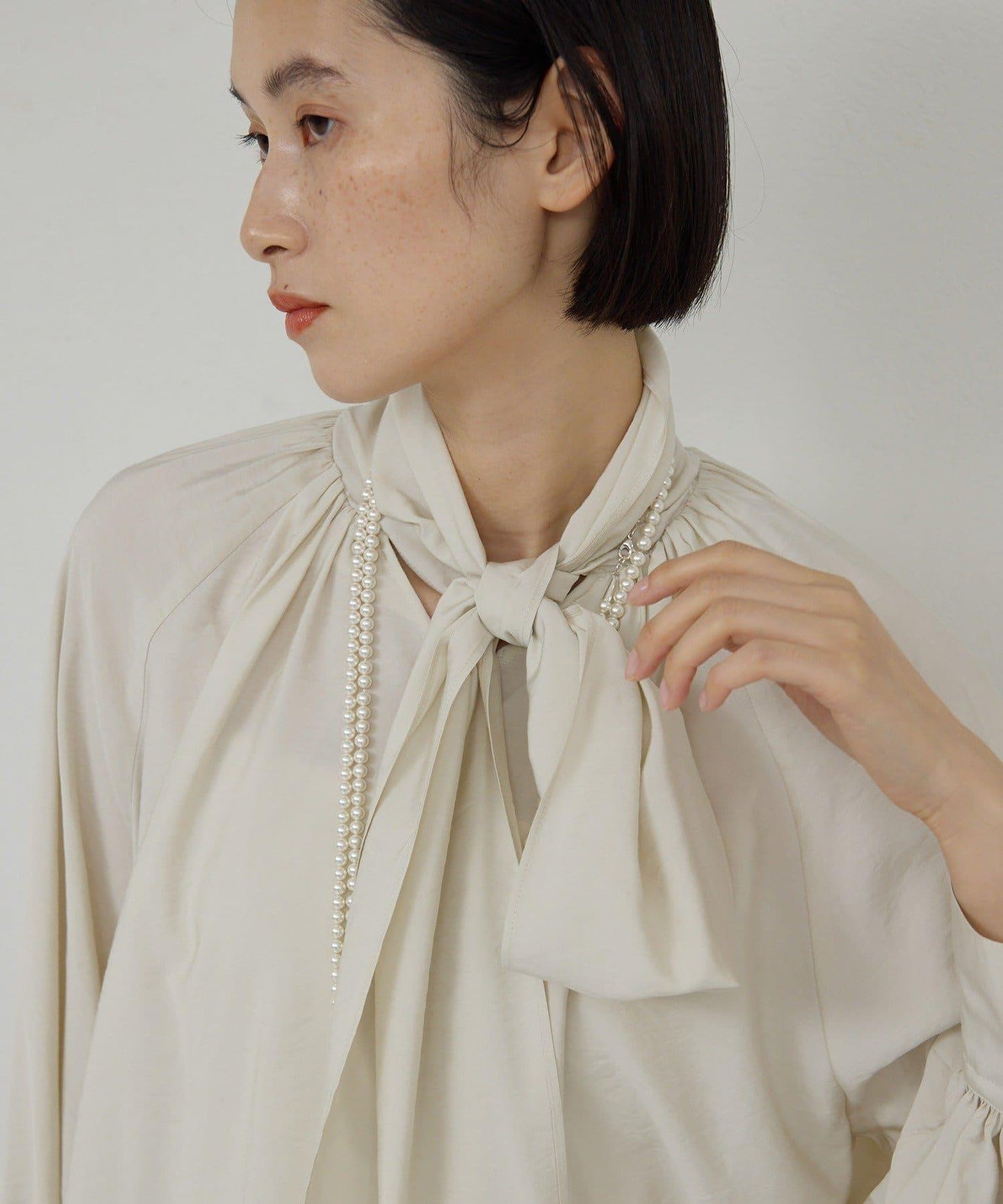 褶皺蝴蝶結領女襯衫