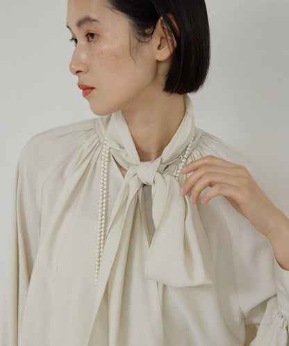 褶皺蝴蝶結領女襯衫