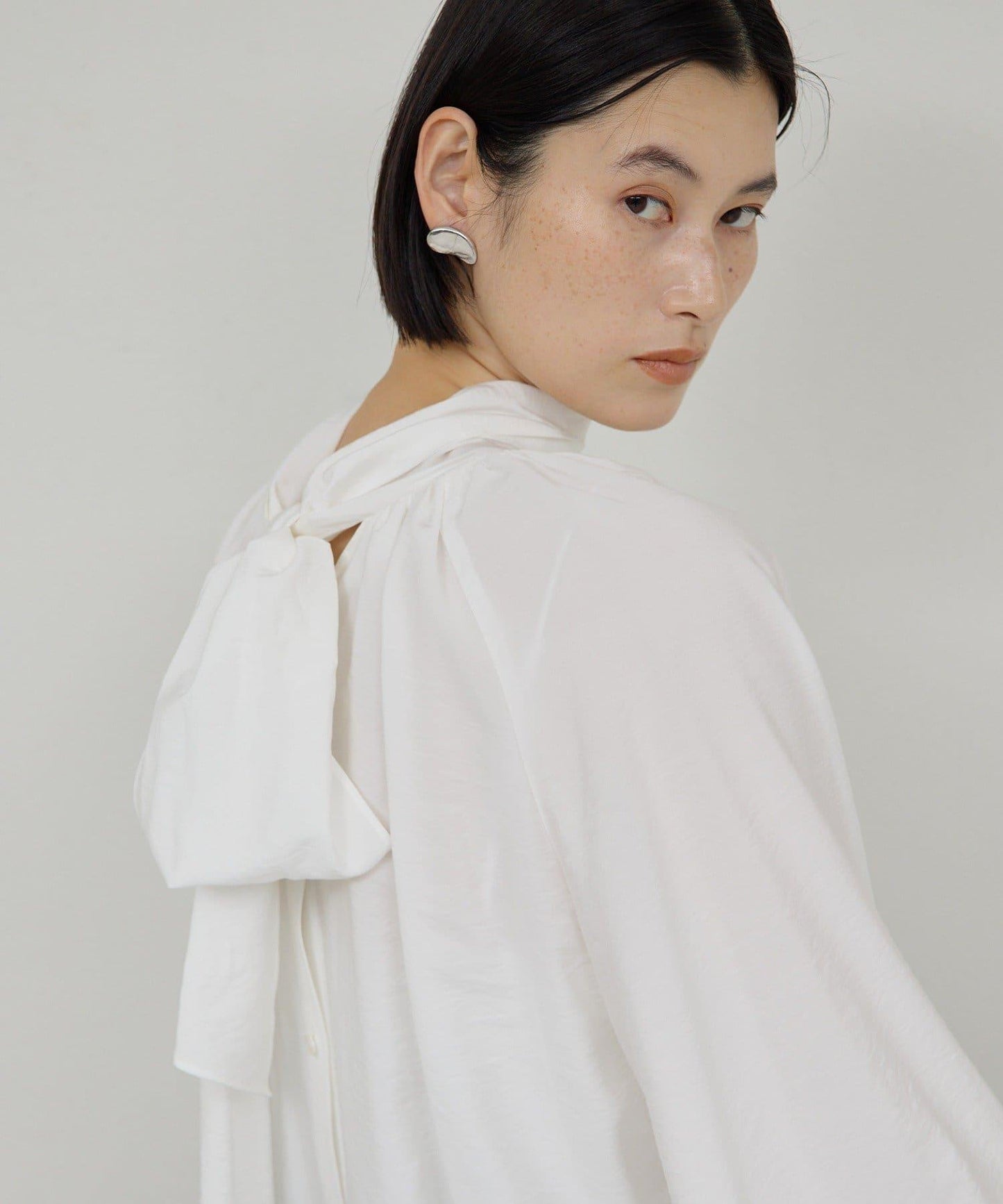 褶皺蝴蝶結領女襯衫