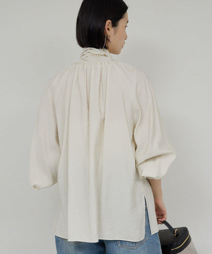 褶皺蝴蝶結領女襯衫