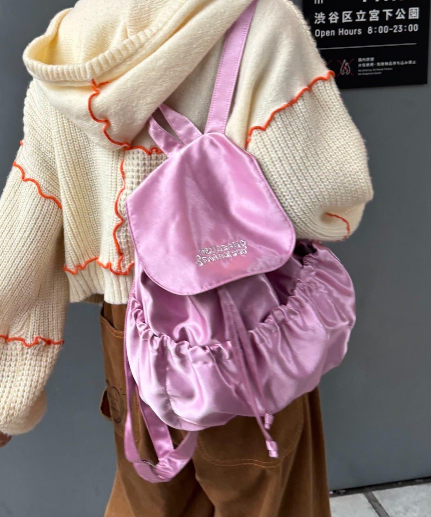 ★【HELLO.SANFRANCISCO/ハローサンフランシスコ】標誌刺繡緞面雙肩包