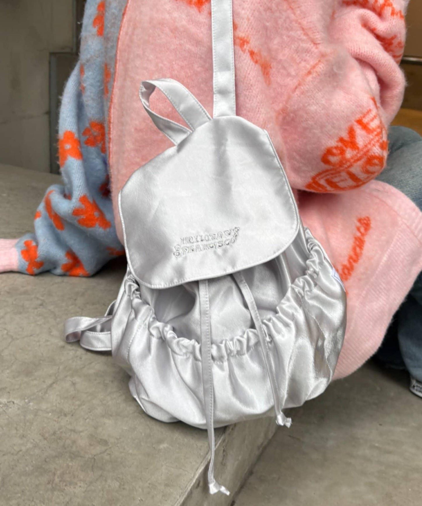 ★【HELLO.SANFRANCISCO/ハローサンフランシスコ】標誌刺繡緞面雙肩包