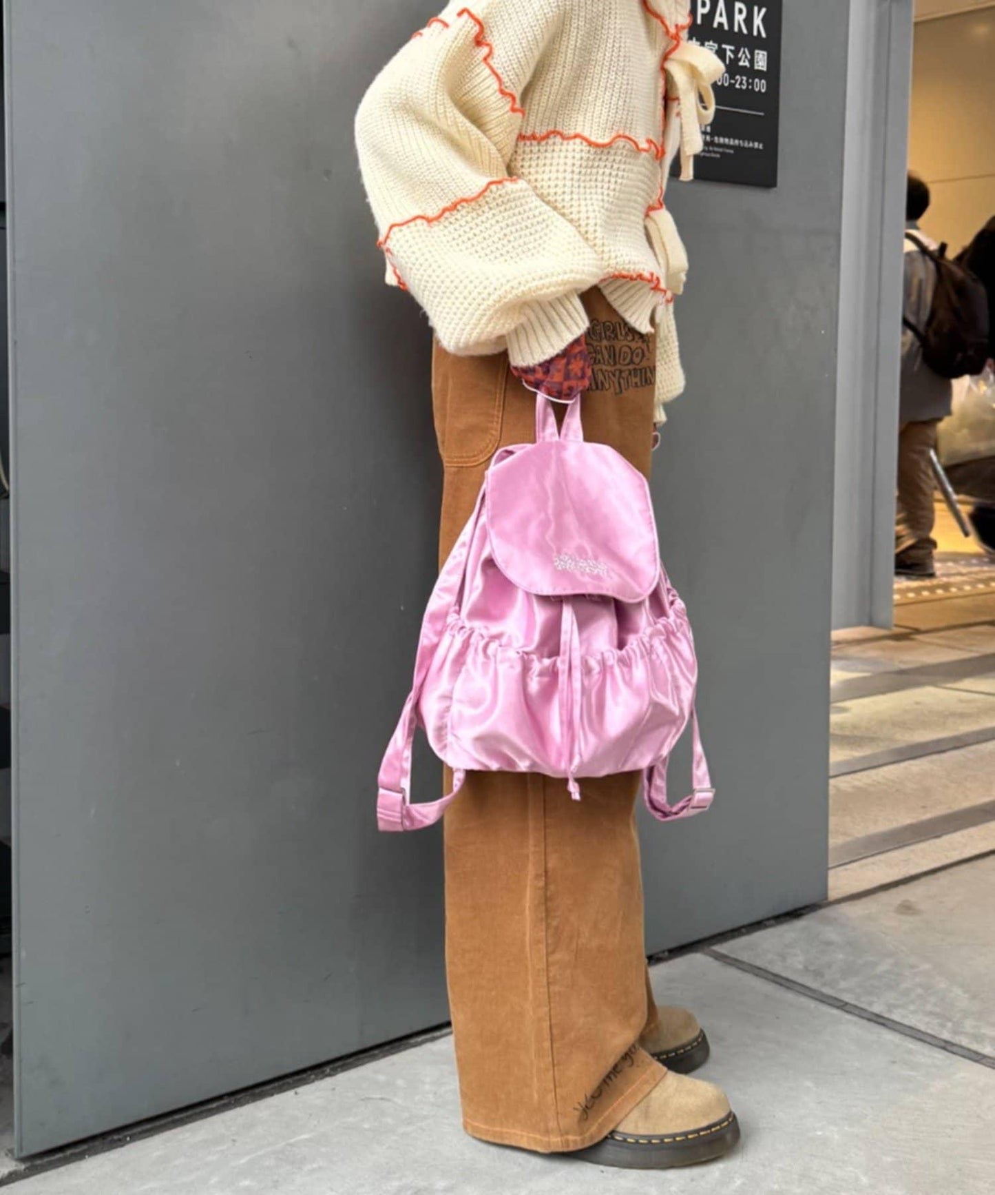 ★【HELLO.SANFRANCISCO/ハローサンフランシスコ】標誌刺繡緞面雙肩包