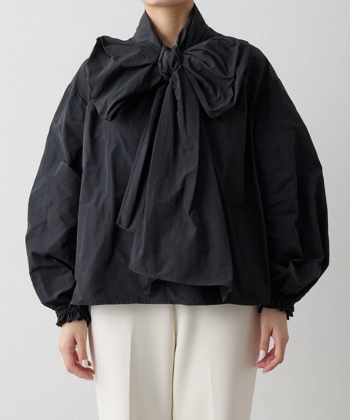 記憶塔夫綢泡泡袖襯衫