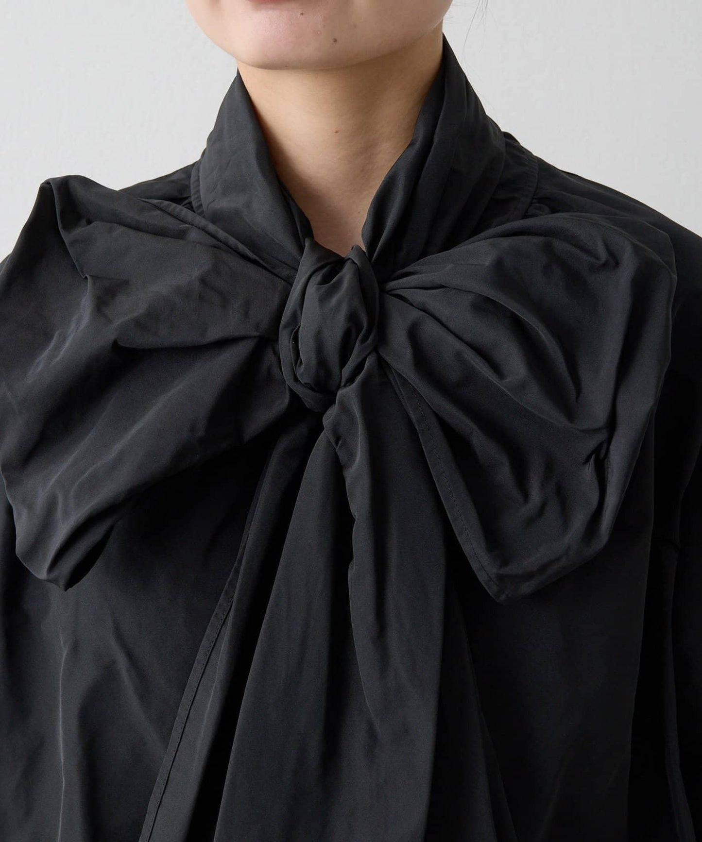 記憶塔夫綢泡泡袖襯衫