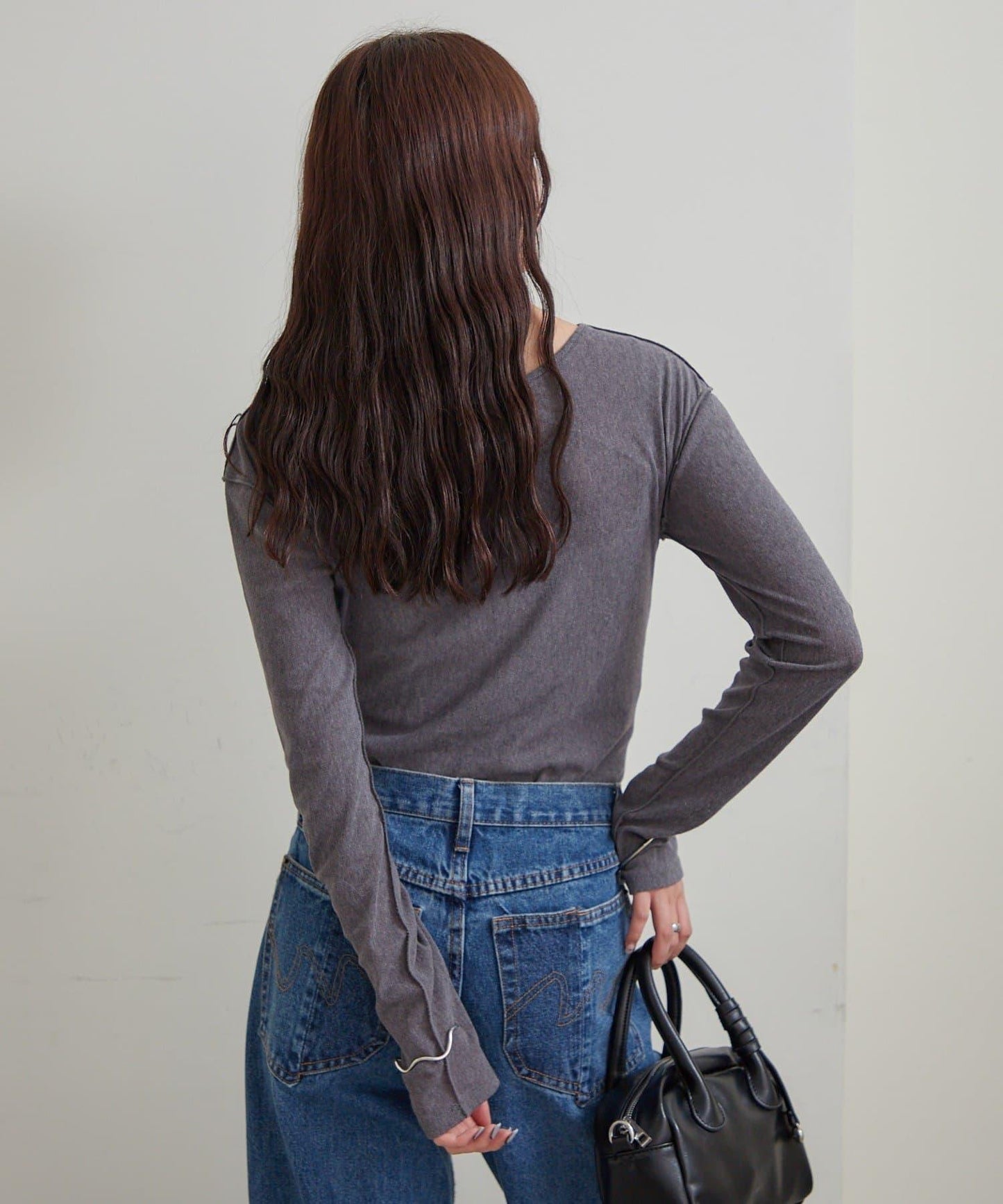 帶飾牌圓領長袖T恤