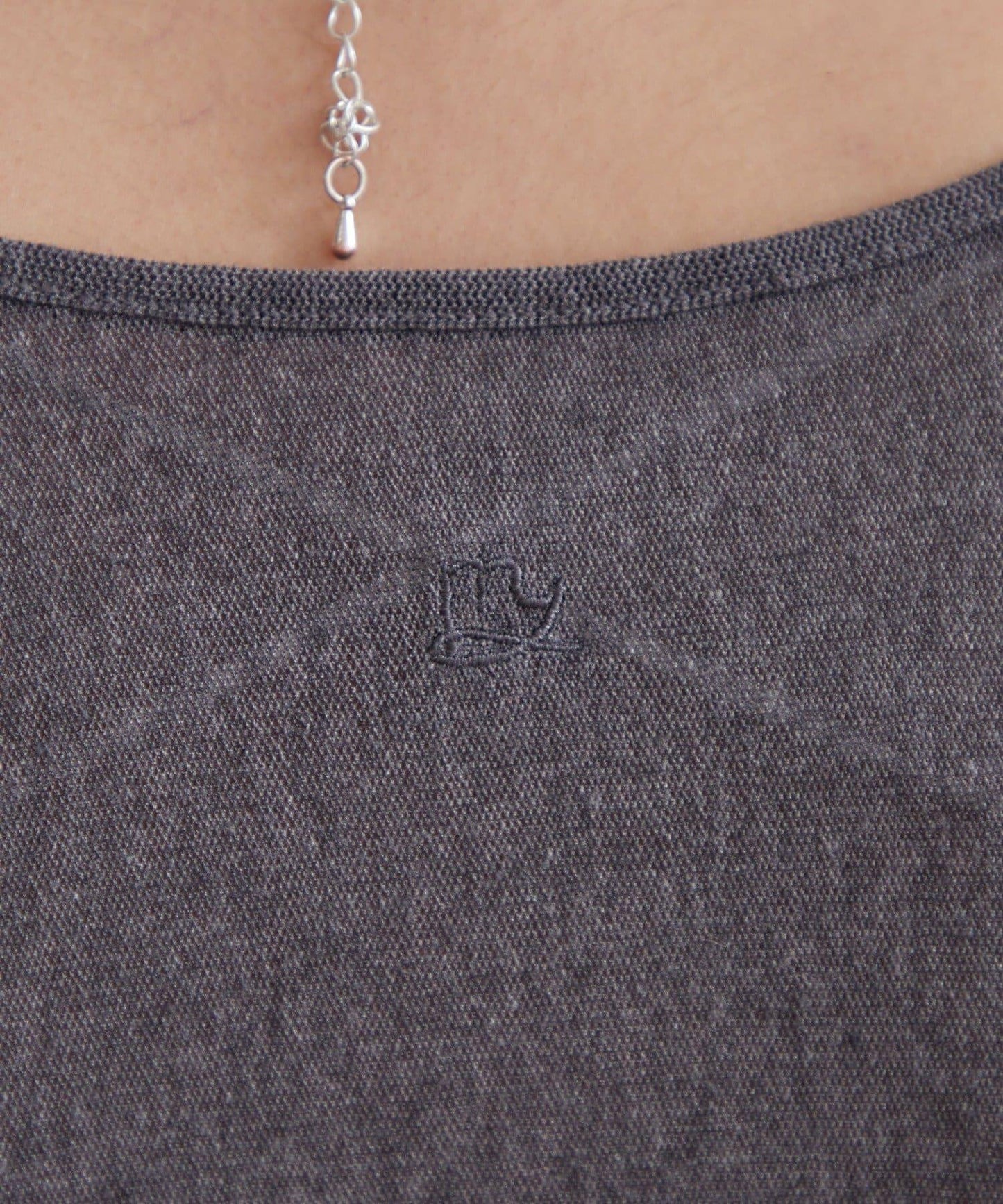 帶飾牌圓領長袖T恤