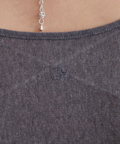 帶飾牌圓領長袖T恤