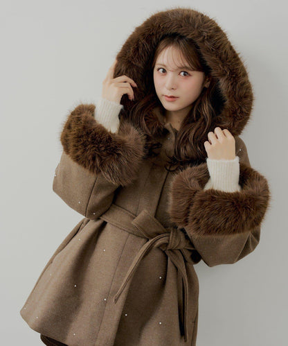 鑲嵌寶石毛絨領斗篷大衣