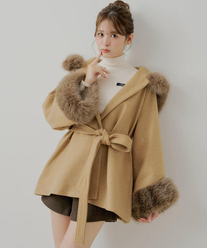 鑲嵌寶石毛絨領斗篷大衣