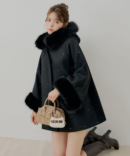 鑲嵌寶石毛絨領斗篷大衣