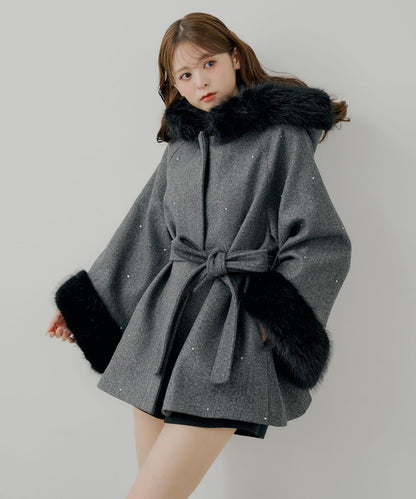 鑲嵌寶石毛絨領斗篷大衣