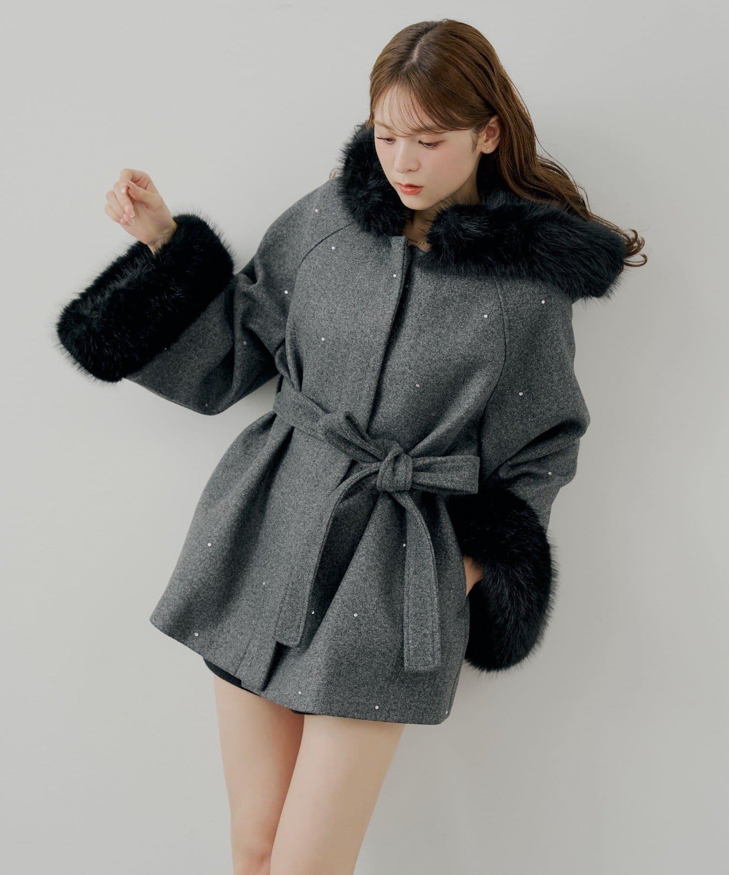 鑲嵌寶石毛絨領斗篷大衣