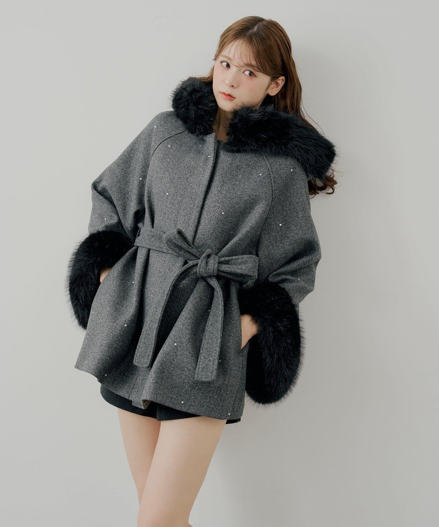 鑲嵌寶石毛絨領斗篷大衣