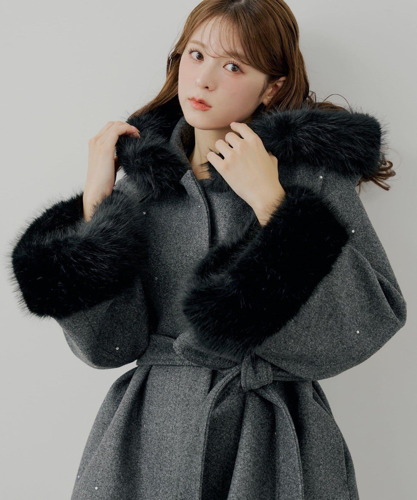 鑲嵌寶石毛絨領斗篷大衣