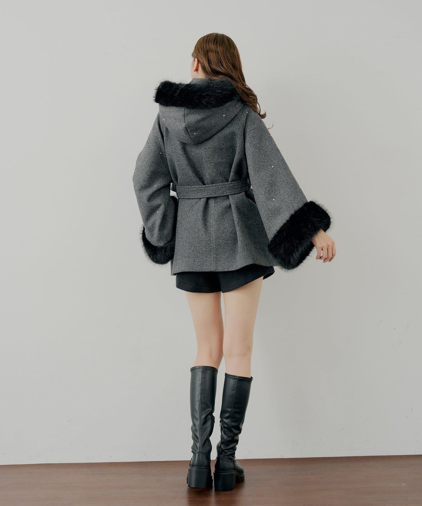 鑲嵌寶石毛絨領斗篷大衣