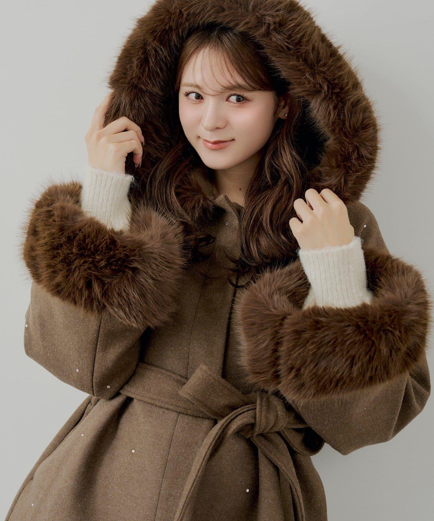 鑲嵌寶石毛絨領斗篷大衣