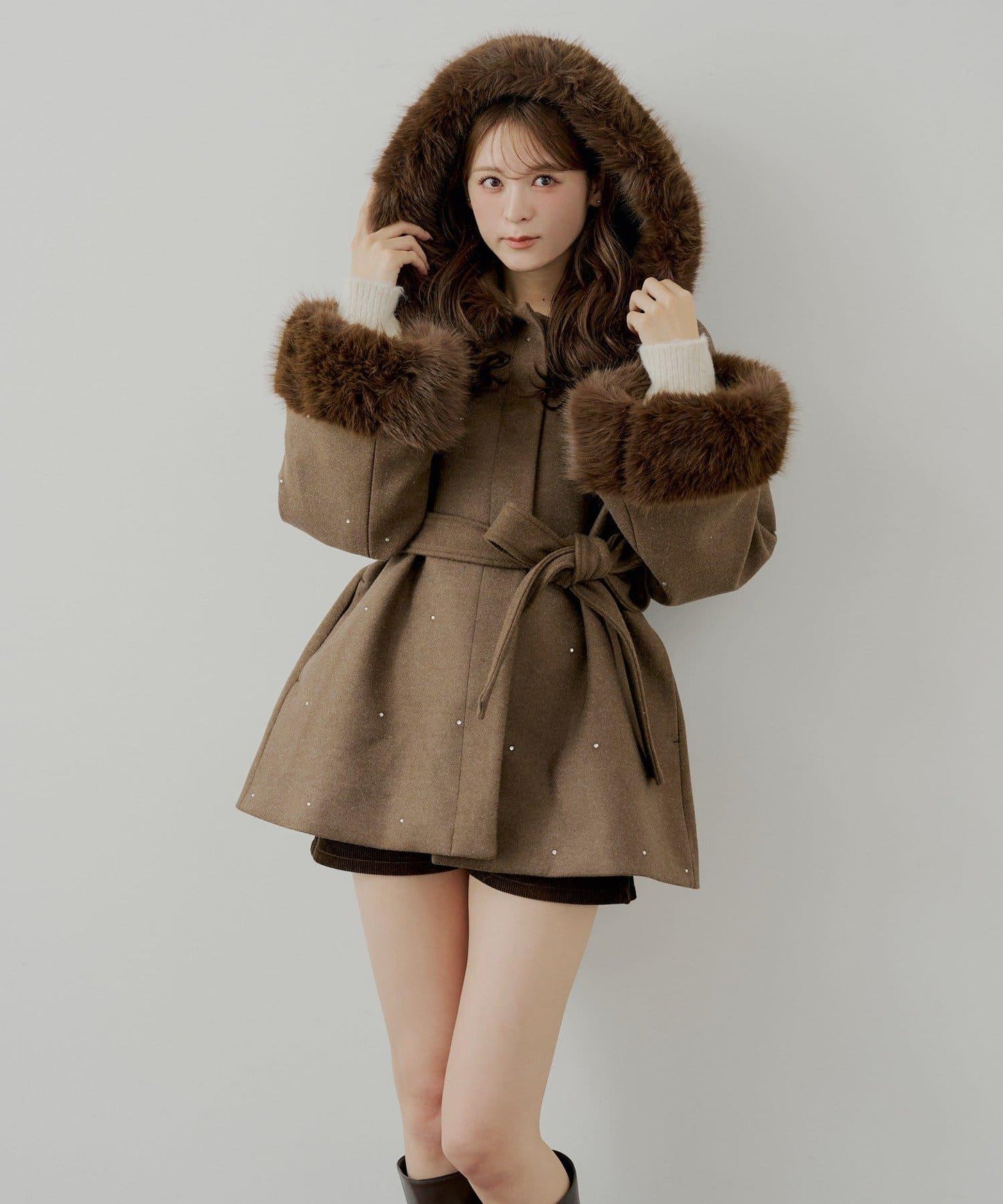 鑲嵌寶石毛絨領斗篷大衣